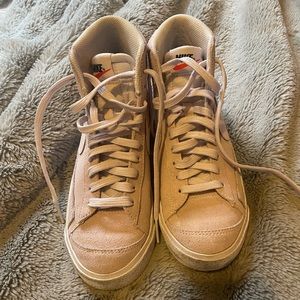 Nike Blazers Size 5.5Y in Suede Pink